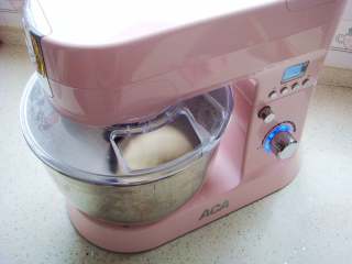 6、全麦软欧包,先低速后高速，和成面团。（无需拉出膜，成团即可）