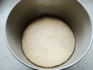 8、全麦软欧包,发酵至两倍大，手指沾少许的干面粉扎孔，不回缩就发酵好了。