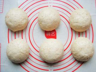 9、全麦软欧包,面团平均分成6个小剂子揉圆。