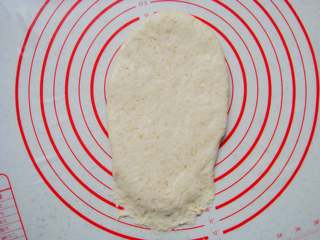 10、全麦软欧包,取一个面团擀成长条面片，末端压薄（利于封口）