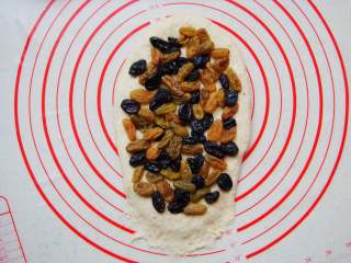 11、全麦软欧包,铺上提前泡软的葡萄干和黑加仑，轻轻按几下。