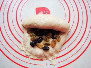 12、全麦软欧包,由上至下一边卷两端一边向里收。