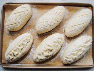 15、全麦软欧包,用锋利的刀片割出喜欢的花纹。（也可以用剪刀剪出花纹）