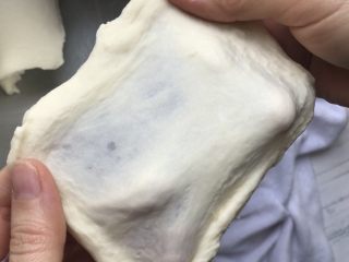 3、白皮酥,不用手套膜，出薄膜即可，用保鲜袋装好醒20分钟。