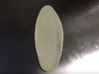 6、白皮酥,将小面团按扁，檊成长舌状。