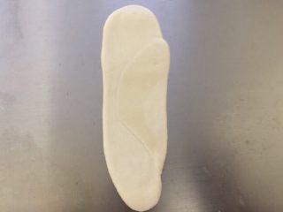 8、白皮酥,收口朝上再次按扁檊开。