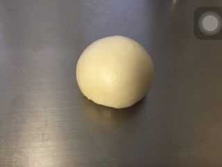 12、白皮酥,像做月饼那样用虎口收口滚圆。