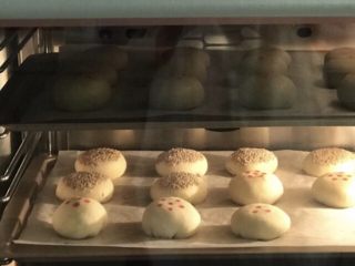 14、白皮酥,风炉烤箱175度预热好后放入酥饼，175度烤20分钟左右，我烤了两盘，平炉烤箱要一层一层分开烤。