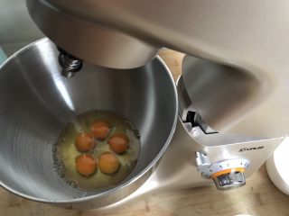 2、懒人纸杯蛋糕～除湿机版,鸡蛋（全蛋）打入无水无油的盆中