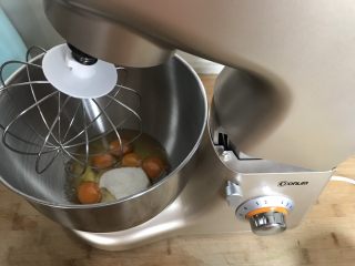 3、懒人纸杯蛋糕～除湿机版,加入白糖