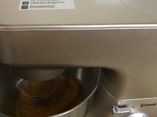 4、懒人纸杯蛋糕～除湿机版,启动厨师机放入6档高速打发5分钟左右