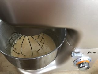 5、懒人纸杯蛋糕～除湿机版,打发至蓬松发白，提起打蛋器滴落时纹路不易消失即可