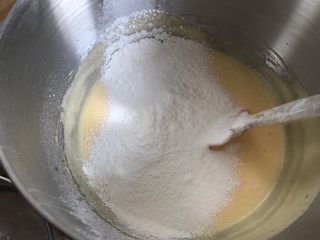 6、懒人纸杯蛋糕～除湿机版,分三次筛入低筋面粉，每次加入都要拌匀才能加入下一次