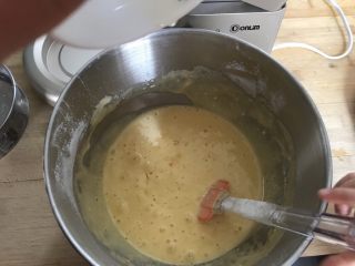 7、懒人纸杯蛋糕～除湿机版,加入玉米油，翻拌均匀