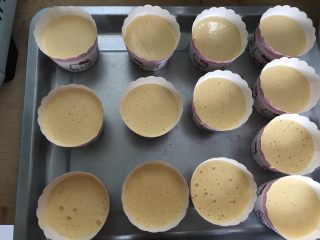 8、懒人纸杯蛋糕～除湿机版,倒入纸杯八九分满即可