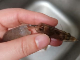 2、面包糠炸虾,揪去虾头、轻轻一拉虾肠就出来了、特别的方便。