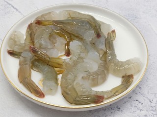 3、面包糠炸虾,再把虾壳剥去，留最后一节不剥（最后一节不剥可以做造型）