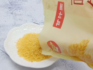 7、面包糠炸虾,倒入金黄色的面包糠。