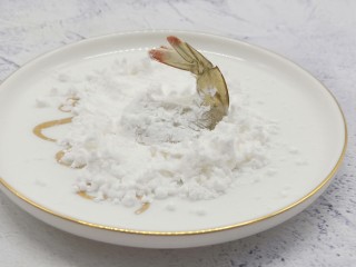 8、面包糠炸虾,腌制好的虾两面均匀地沾一层玉米淀粉。