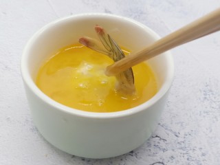 9、面包糠炸虾,再放鸡蛋液里滚一圈。