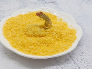 10、面包糠炸虾,最后裹一层面包糠。