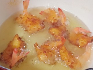 12、面包糠炸虾,炸至金黄即可捞出，对虾容易熟。