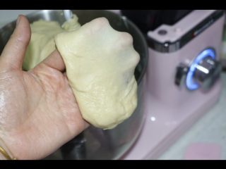 2、自制吐司片,检查面团，可以很轻松的拉出不易破的薄膜即可。