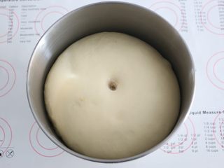 3、自制吐司片,发酵面团。发酵至两倍大，手指沾面粉轻轻在面团上插个洞，面团不塌陷，不回缩就代表发酵好了。