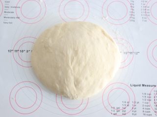 4、自制吐司片,面团排气。