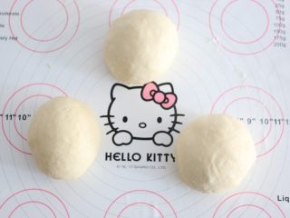 5、自制吐司片,等分成3份。