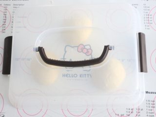 6、自制吐司片,静置松弛10分钟。