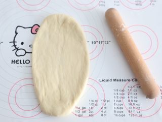 7、自制吐司片,取一个面团，擀长。