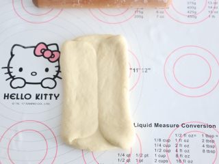 9、自制吐司片,再擀长。