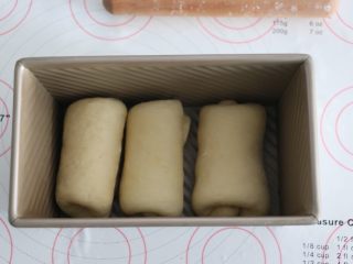 11、自制吐司片,放入吐司盒中。