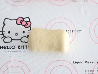 10、自制吐司片,卷起来。