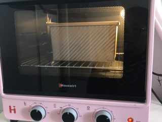 13、自制吐司片,烤箱提前预热，180度35分钟。