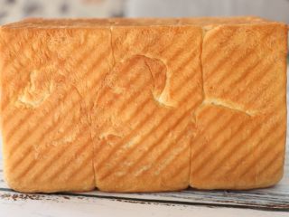 14、自制吐司片,烤好的吐司晾凉。