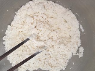 4、早餐麻酱核桃层层蒸糕,用筷子搅成絮状