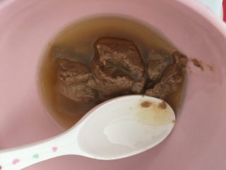 5、早餐麻酱核桃层层蒸糕,用一干净小碗，放入芝麻酱