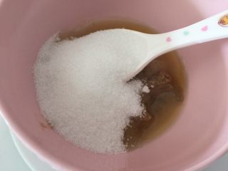 6、早餐麻酱核桃层层蒸糕,放入砂糖、油