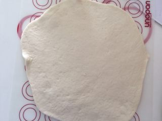 9、早餐麻酱核桃层层蒸糕,把面团擀成3mm厚的面片，擀成正方形最好