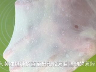 5、淡奶油吐司,直至面团出现薄且坚韧的膜