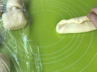 13、淡奶油吐司,两边各向中间折