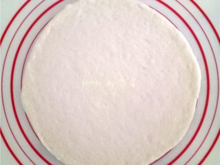 6、虾仁披萨,将面团分成两份：两份面团的比例为2：1；其中一份面团为厚底披萨，一份面团为薄底披萨；将两份面团均擀成9寸圆形披萨胚；