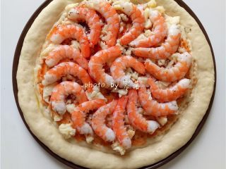 11、虾仁披萨,撒上马苏里拉芝士，铺上虾仁；