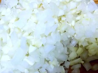 6、至尊披萨,蒜切碎（洋葱这次切的不是很碎就和蒜在一起又切了切）