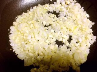 7、至尊披萨,油热放入洋葱与蒜炒香