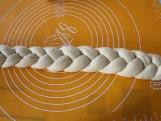 10、圣诞花环面包,编成辫子