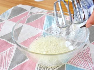 2、手指饼干,鱼眼发泡状态时，再加1/3的细砂糖，继续高速打发至蛋清气泡细腻