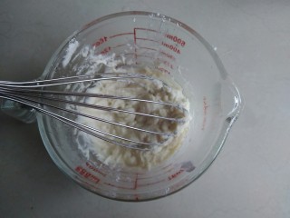 2、黑芝麻蒸蛋糕,小火加热清水冒小泡时离火，加入油乳化好，趁热倒入面粉拌至不见干粉。